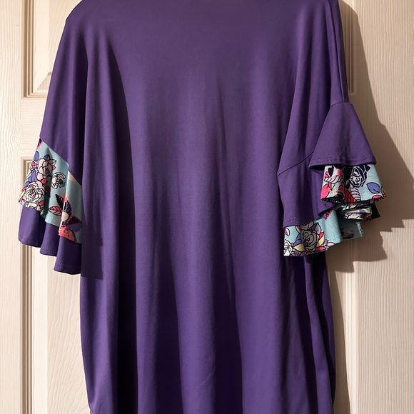 Cute top with ruffle short sleeves. - Picture 3 of 4